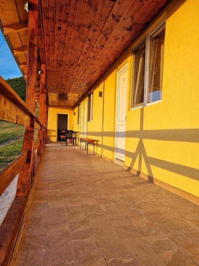 Moldova Veche Cabana Varad Coronini מראה חיצוני תמונה